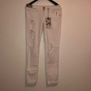 White distressed skinny jeans